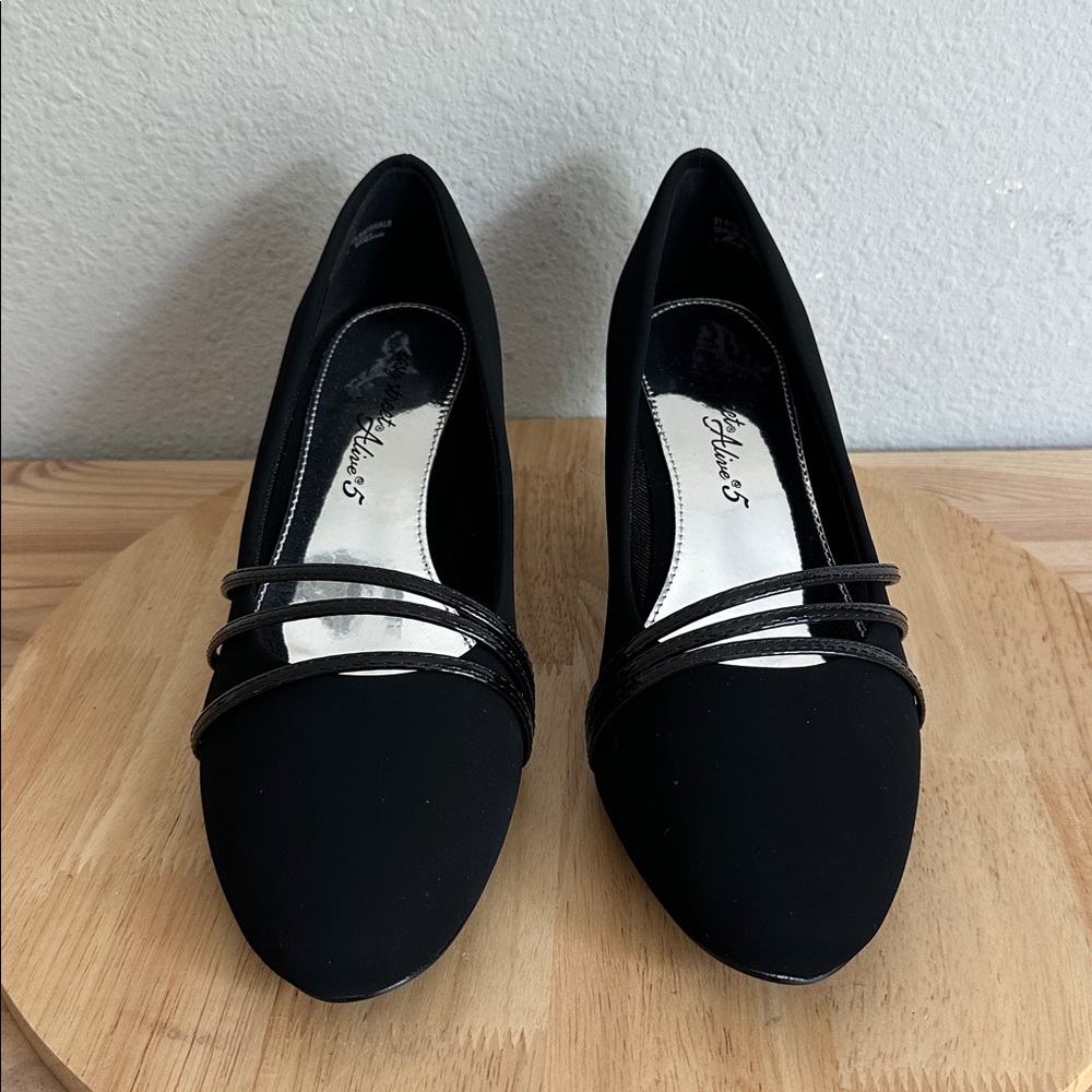 Easy Street Cristiny Womens Round Closed Toe Block Heel Pumps